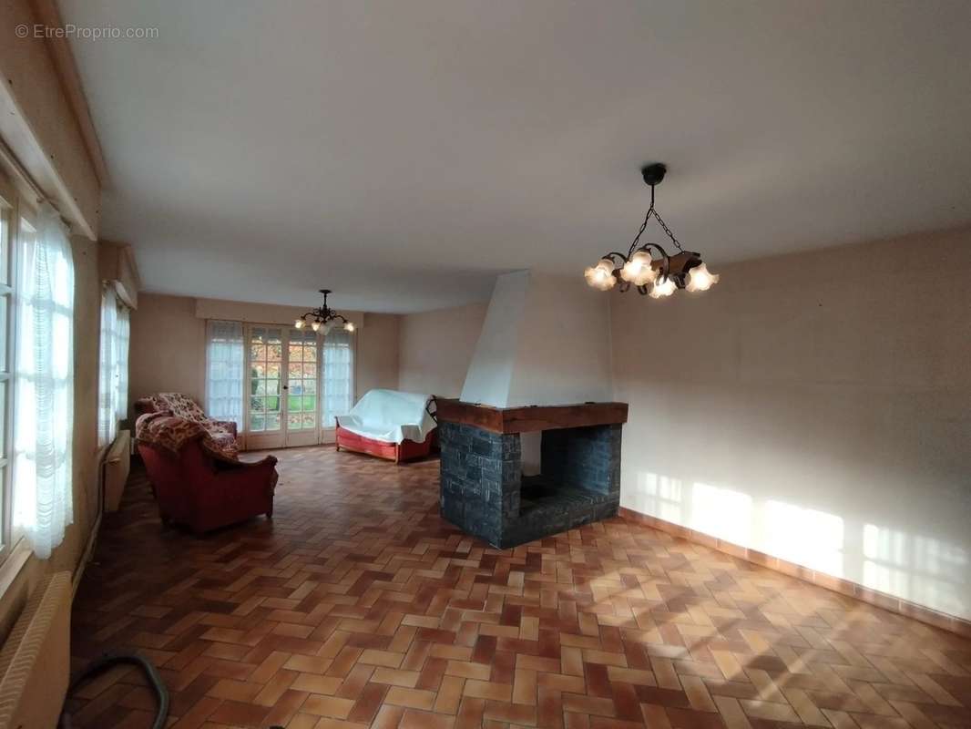 Maison à AVESNES-SUR-HELPE