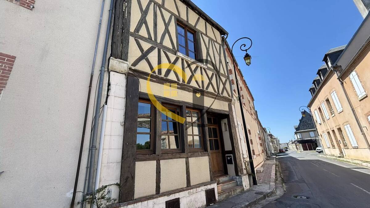 Maison à LA CHAPELLE-D'ANGILLON