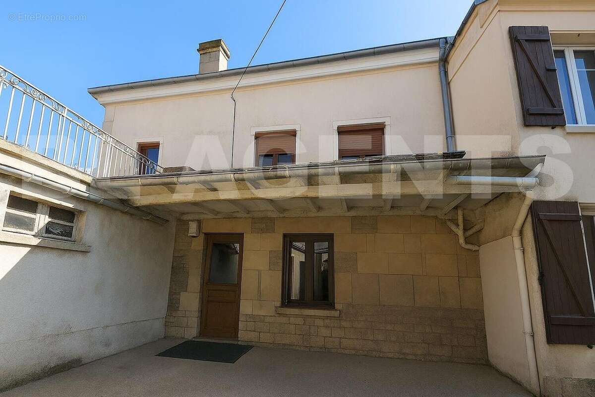 Retouche d&#039;une photo - Maison à VOUZIERS