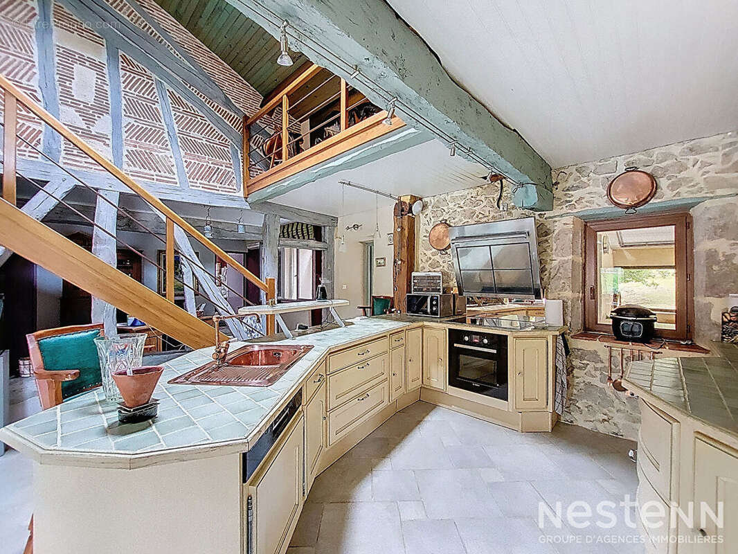 A Vendre Maison en pierre rénovée de 318 m² avec dépendances et point d'eau sur deux hectares - photo 3