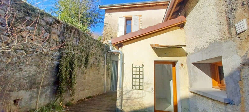 Maison à COLLONGES