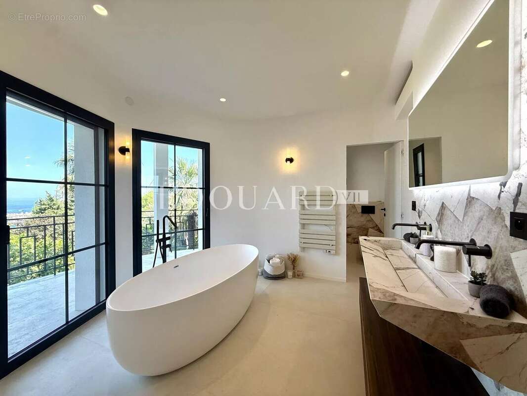 Superbe villa contemporaine avec piscine, une oasis de lumière au cœur de Roquebrune Cap Martin - photo 24