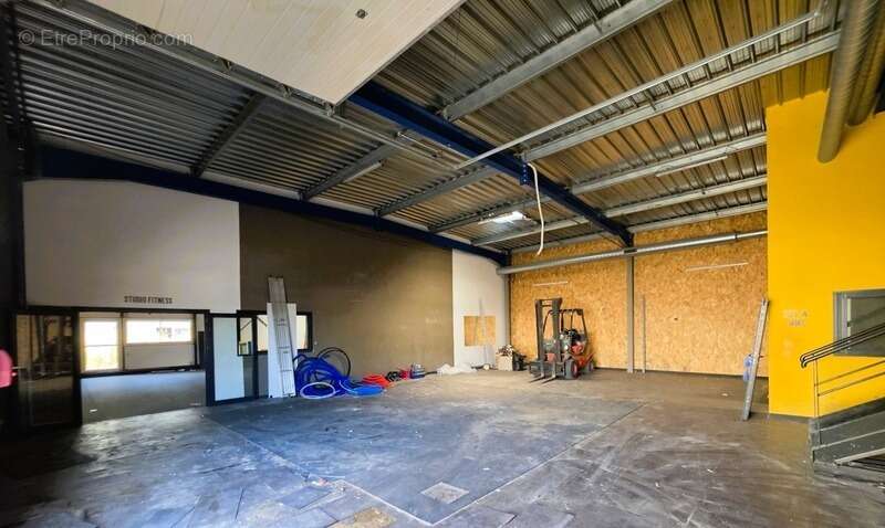 A MARENNES (17), A Vendre en coeur de zone d'activité Bâtiment commercial Mixte 383m², avec bureau-studio à l'étage - photo 3