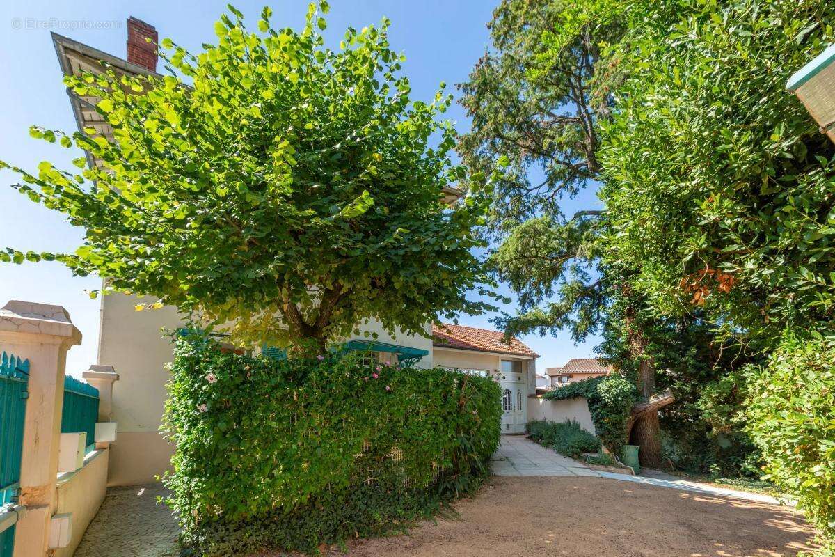 Charmante maison Bourgeoise de 8 pièces de 251 m² avec annexes - photo 4