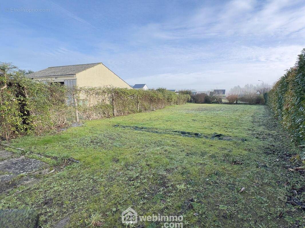 Terrain constructible de 500 m² - Terrain à CORNE