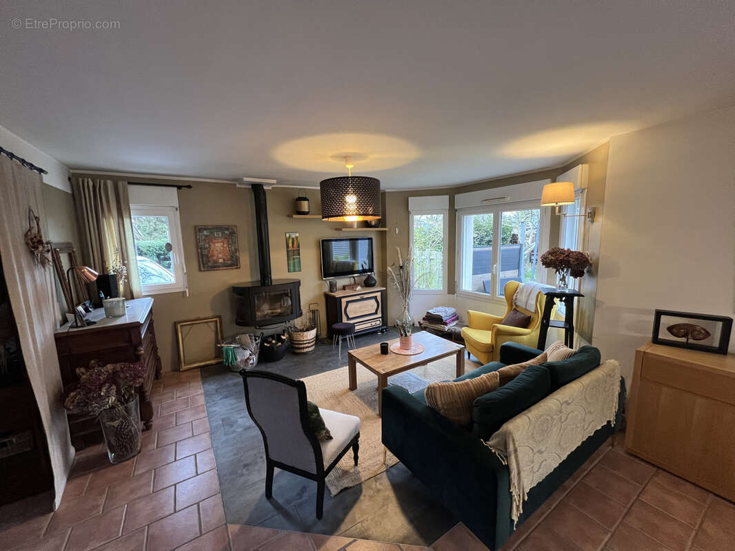 Maison à LANGROLAY-SUR-RANCE