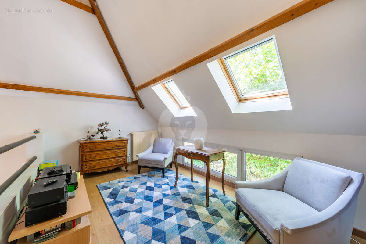 Maison familiale de 212 m2   5 chambres, dépendance, jardin arboré et gare de Melun à proximité - photo 13