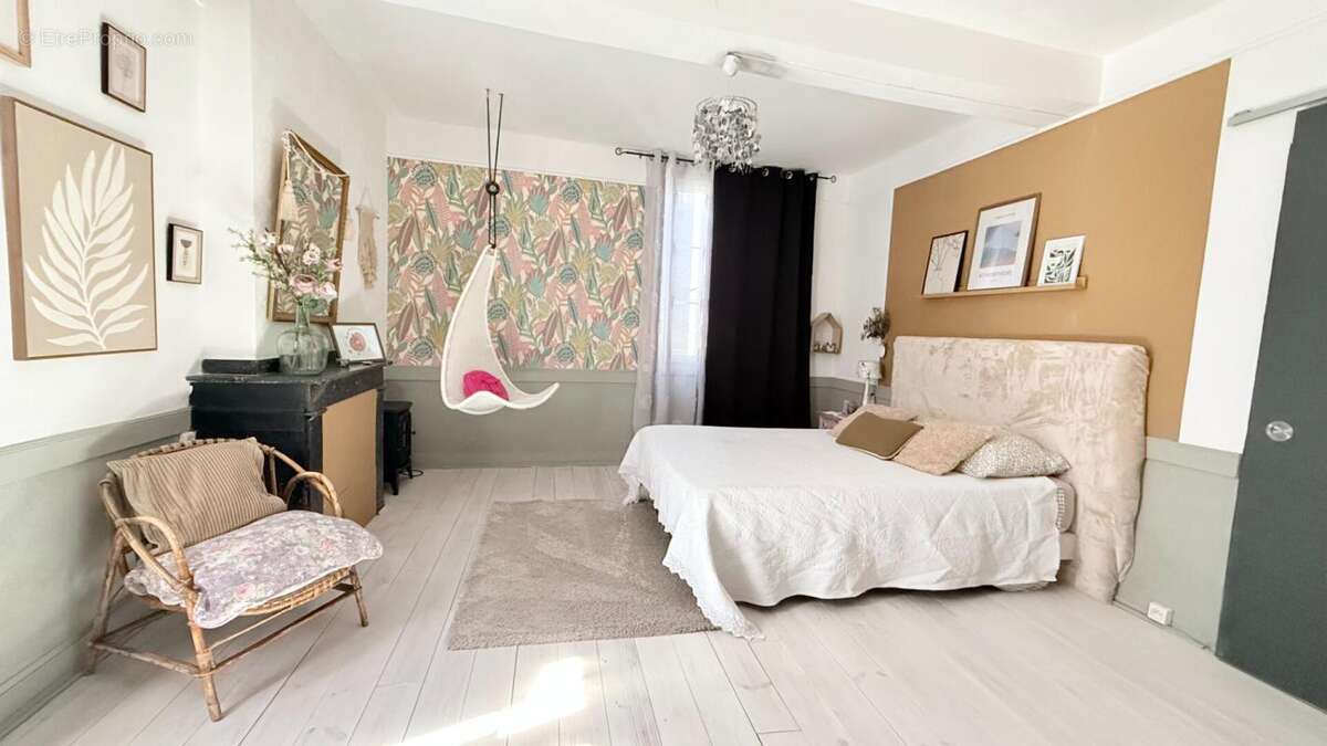 Demeure de caractère en pierres ! 320 m² habitables avec piscine sur une parcelle totale de 517m²+ Appartement T3 indépendant lo - photo 9