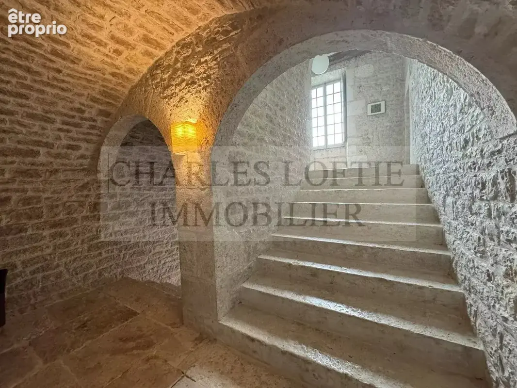 Magnifique et imposante ferme fortifiée du XVIIe siècle, avec dépendances, piscine et terrain de 23 ha, à proximité de Mauroux. - photo 7