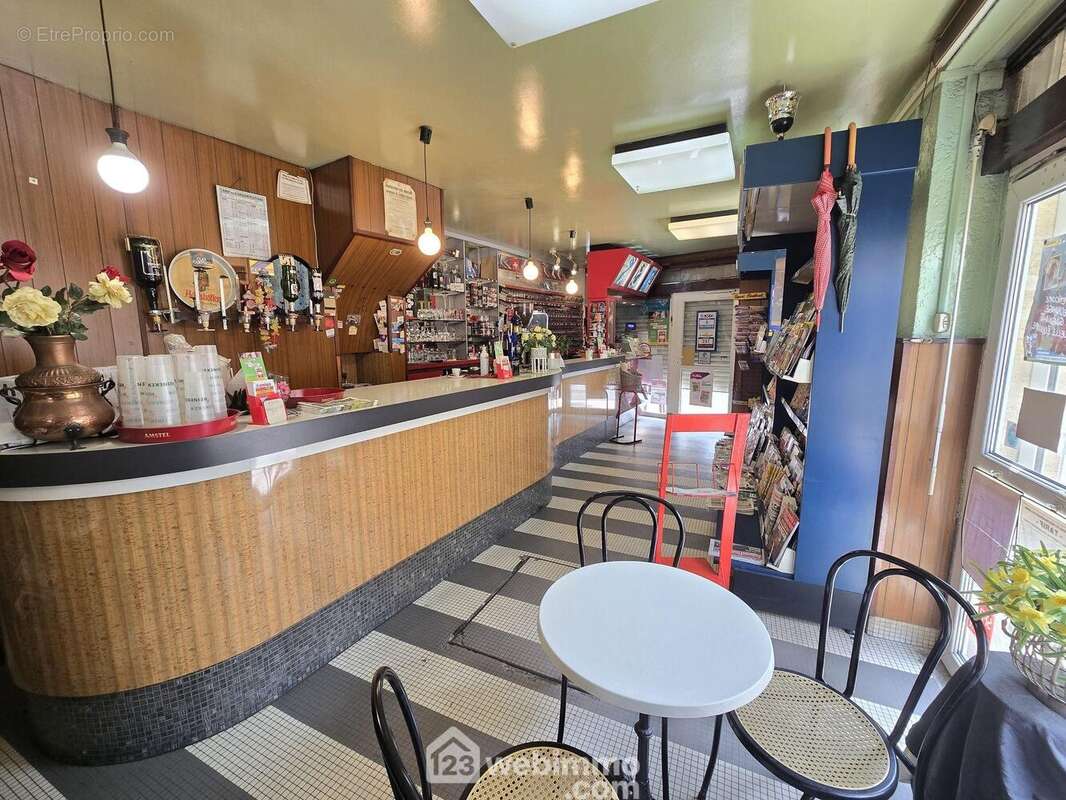 Immeuble à Macau avec au rez-de-chaussée U bar tabac