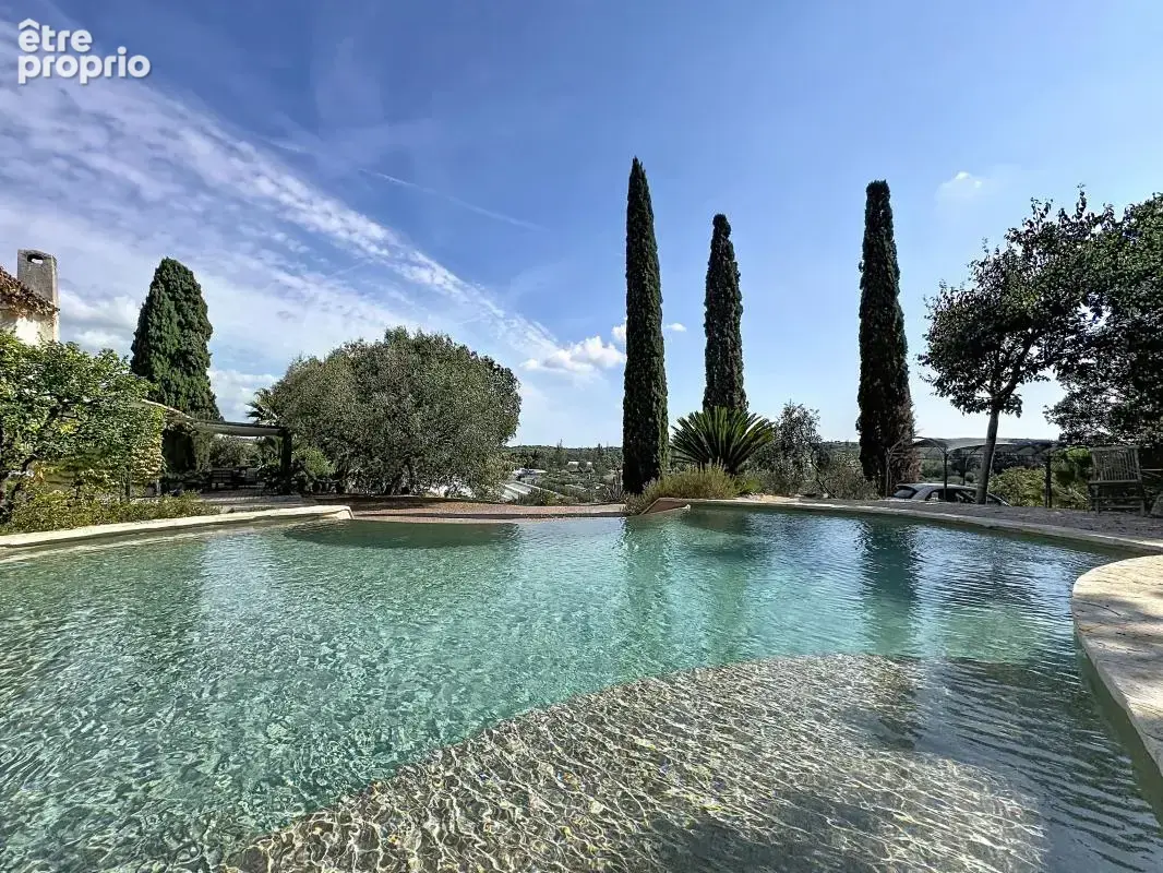 Grande maison familiale de charme avec piscine à débordement, terrasse en bois exotique et terrain arboré de 1 709 m² — Fréjus - photo 3
