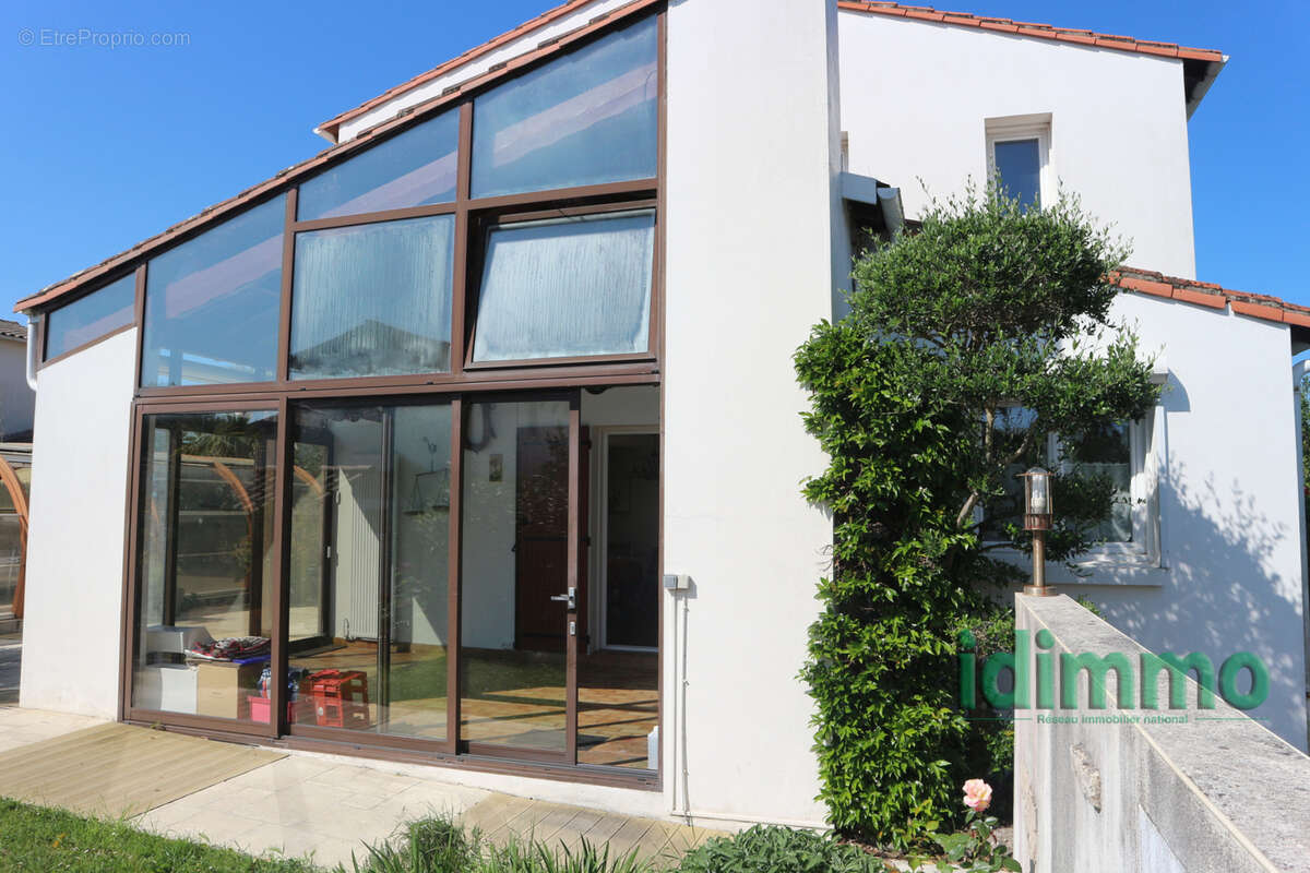 Magnifique maison de 220 m2,dans un lieu recherche, avec piscine sur un terrain de 610 m2. proche de royan. - photo 16