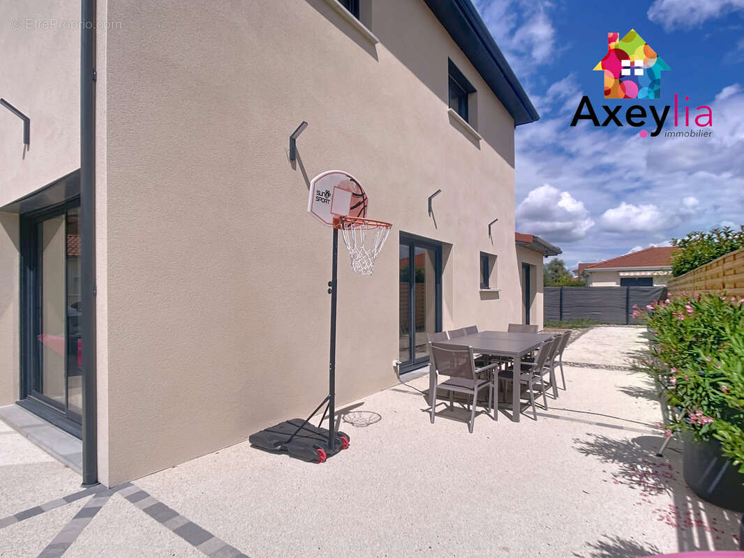 Maison à POUILLY-SOUS-CHARLIEU