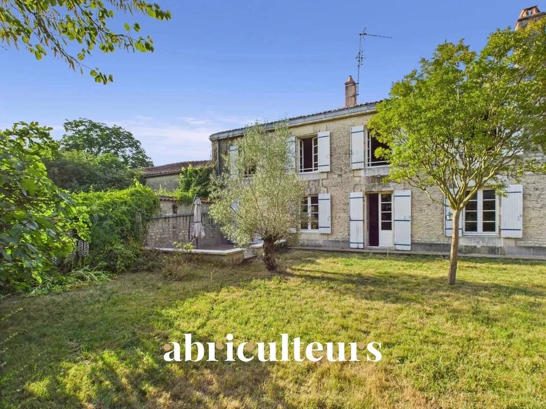 Maison à VILLENEUVE-LA-COMTESSE