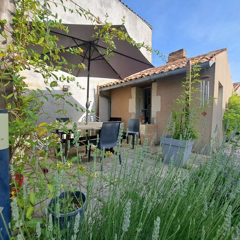 Charentaise rénovée avec dépendances - photo 11