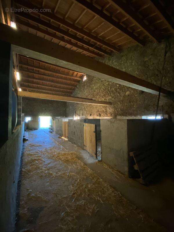 Corps de ferme 6 pièce(s) 350 m2 environ + terrain 27ha avec sources + dépendances - photo 18
