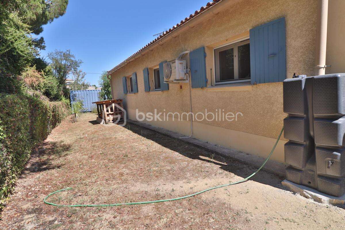 Maison plain-pied de 106m² sur 780m² de terrain avec 3 chambres, garage et piscine - photo 10