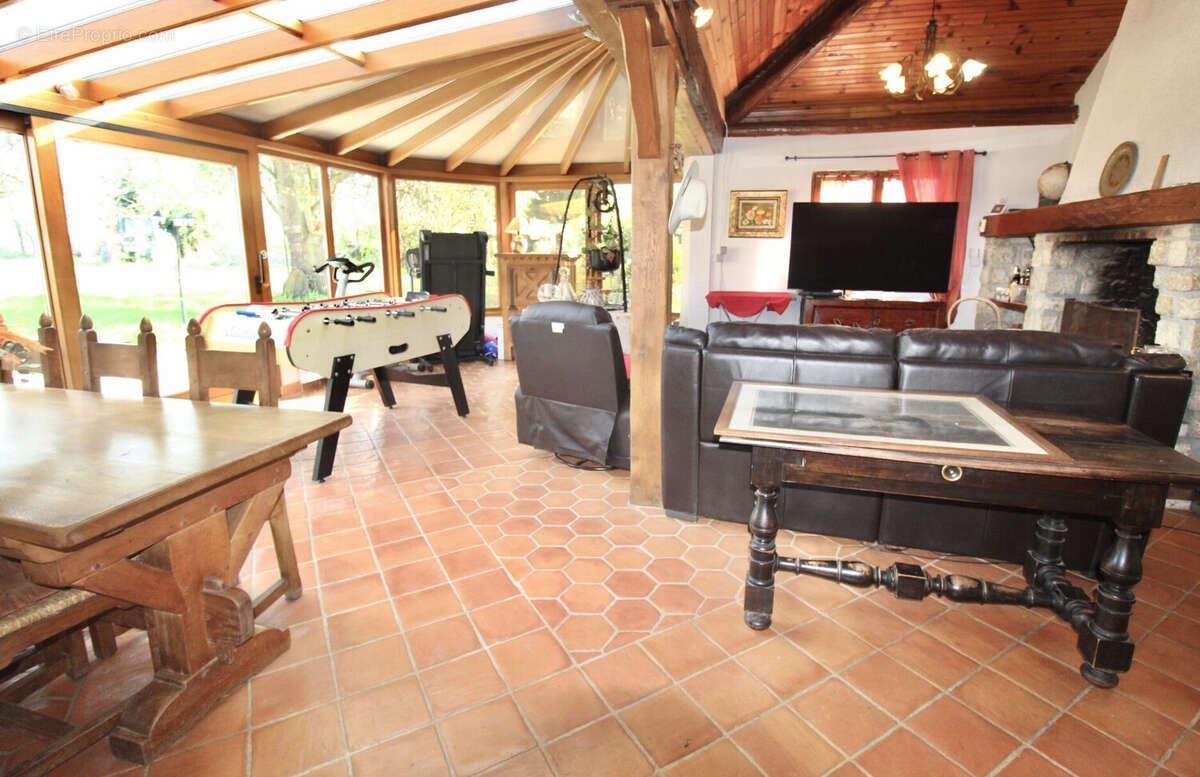 Maison à LE MESNIL-SAINT-DENIS