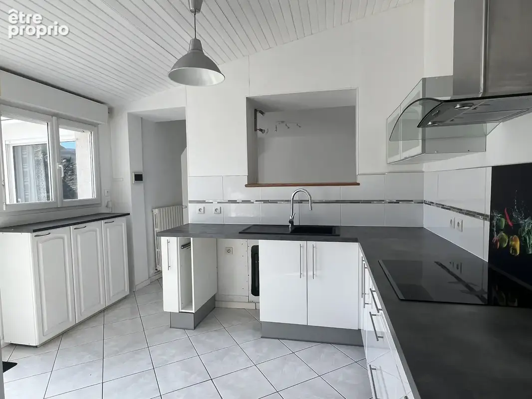 Maison de 95 m2 avec cour et stationnement au calme   Place du Lycée - ANGERS - photo 2