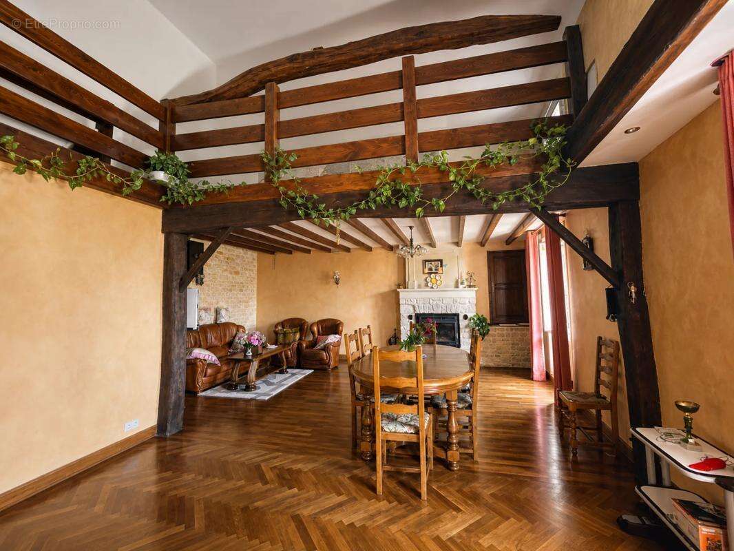 Maison de 6 pièces de 203 m² à Romazières - photo 2
