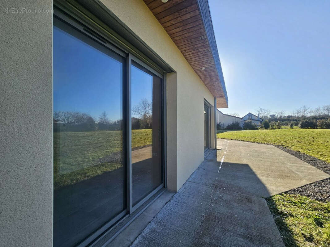 Maison à CREUZIER-LE-VIEUX