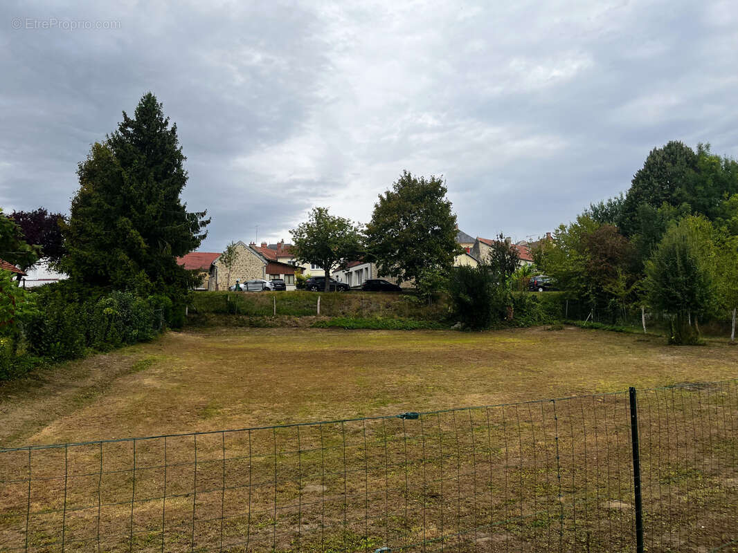 Terrain à BOURG-ET-COMIN