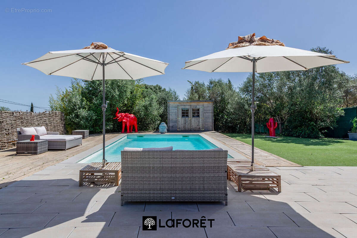 BANDOL - Magnifique villa de caractère avec piscine, cuisine d'été, vue dégagée et fort potentiel - photo 6