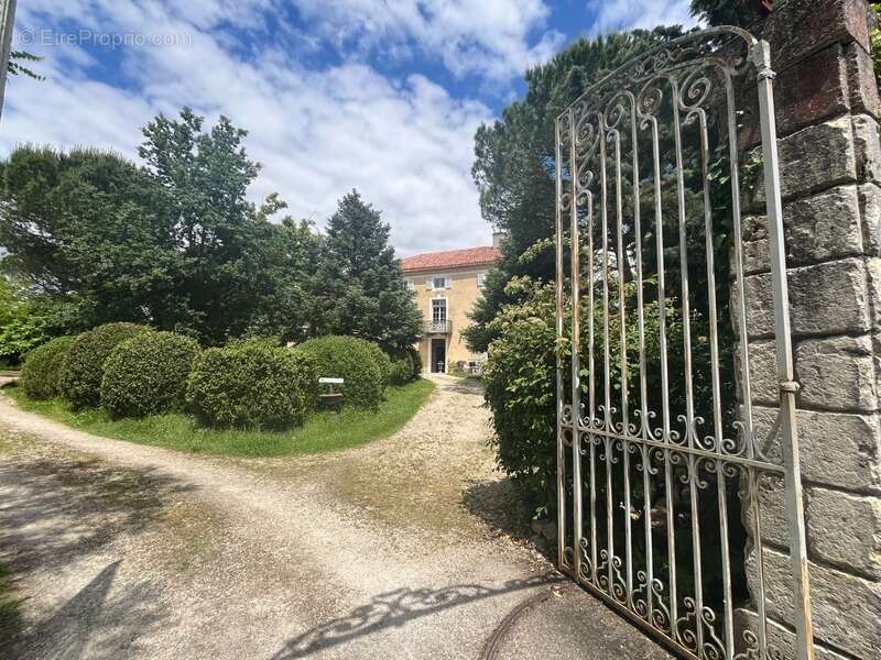 Dpt  (32) : ELEGANT CHATEAU XIX, sans travaux, bases médievales avec douves, piscine, sur 9100m2 jardin clos - photo 7