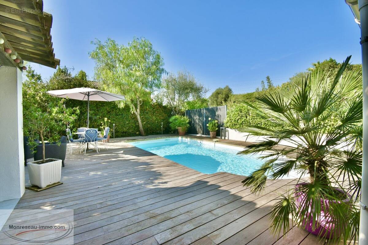 Maison à LA ROQUETTE-SUR-SIAGNE