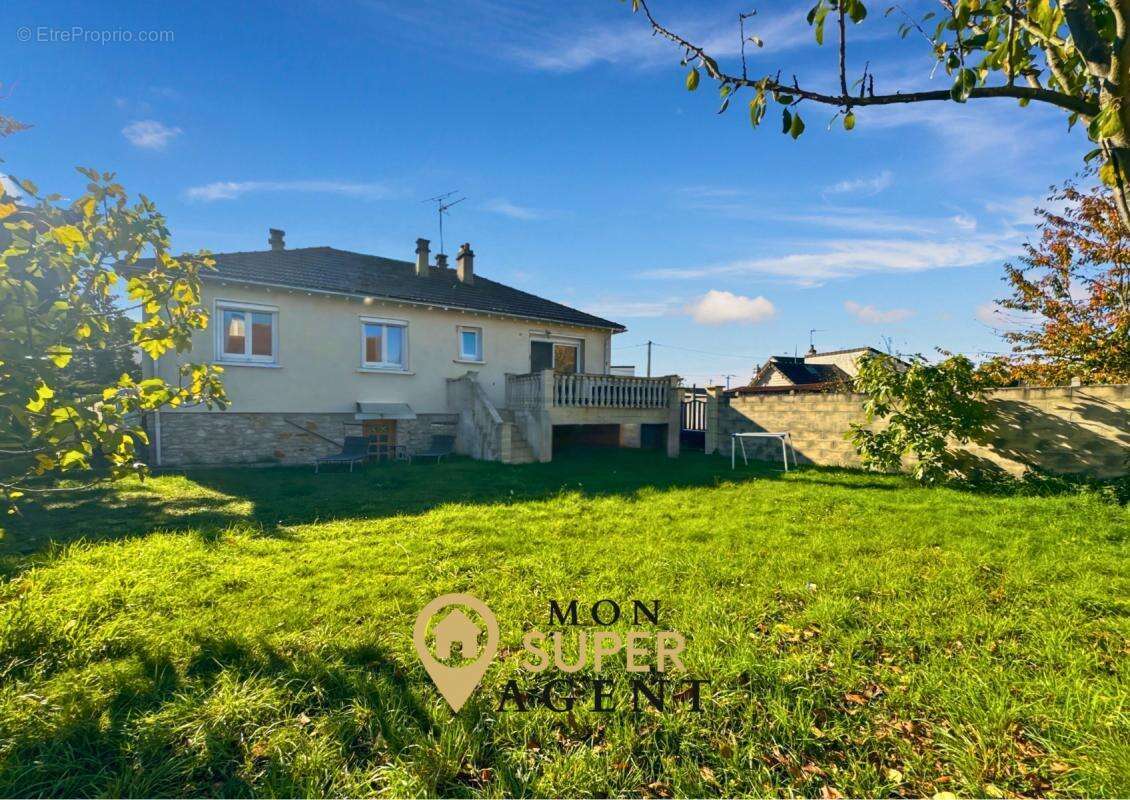 Maison à VAUX-LE-PENIL