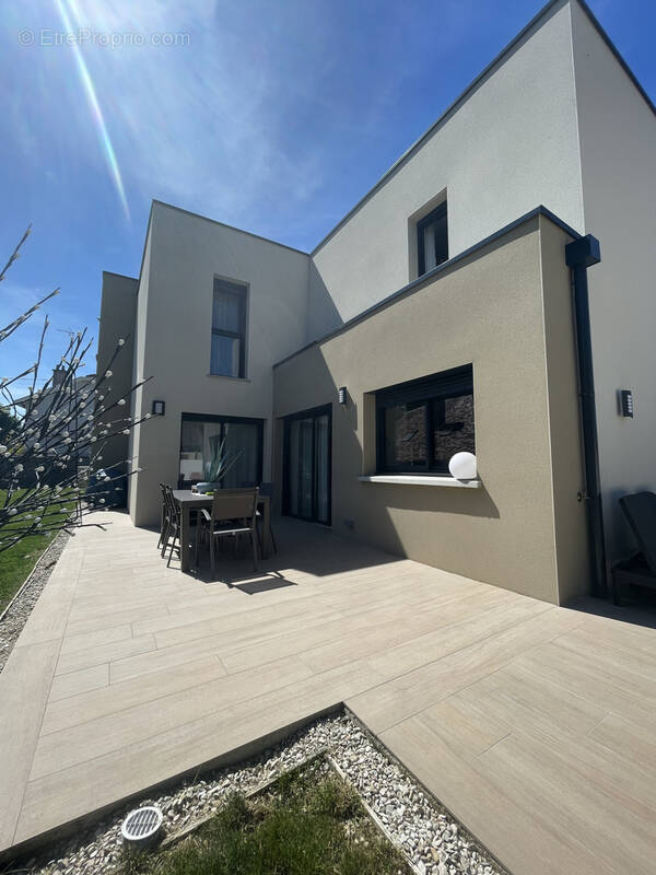 À vendre à Troyes, maison contemporaine de 149m2, 4 chambres, piscine, terrain de 571m2. - photo 7