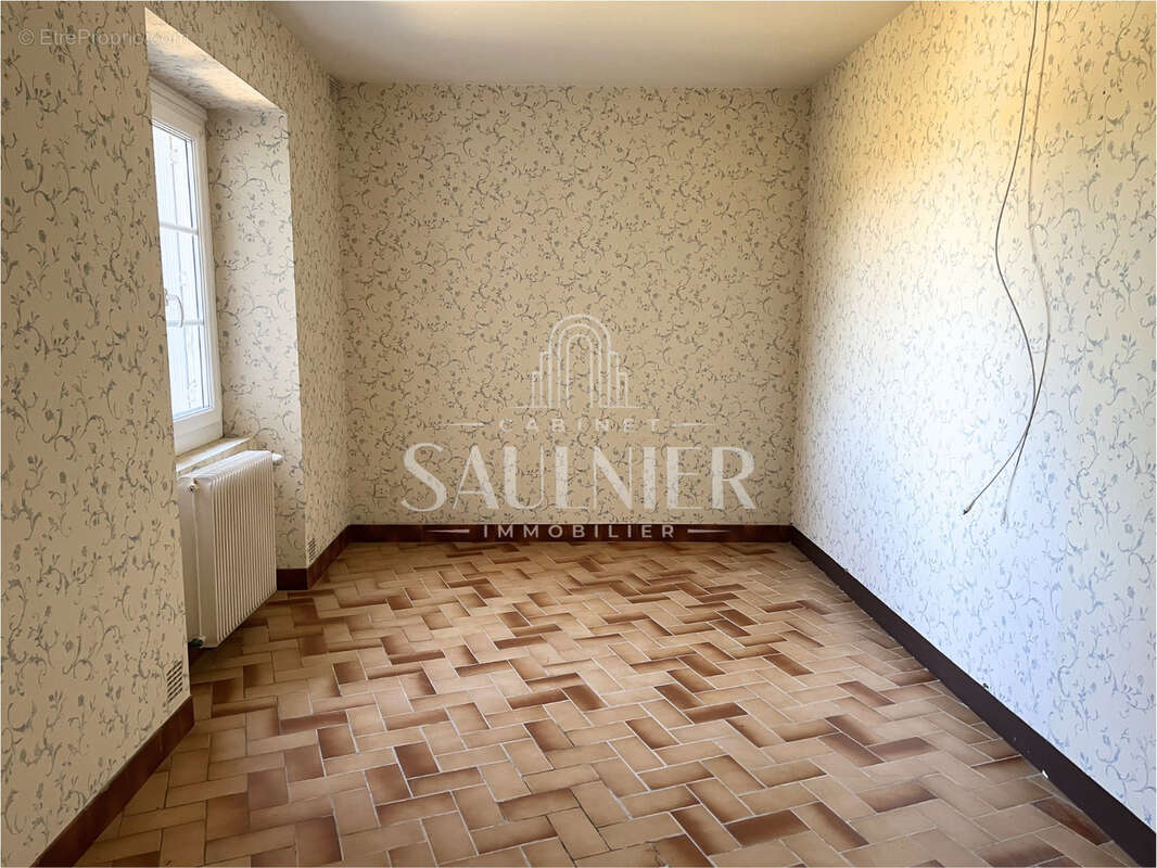 Entre Contres et Montrichard - À vendre - Longère avec dépendances et terrain. - photo 4