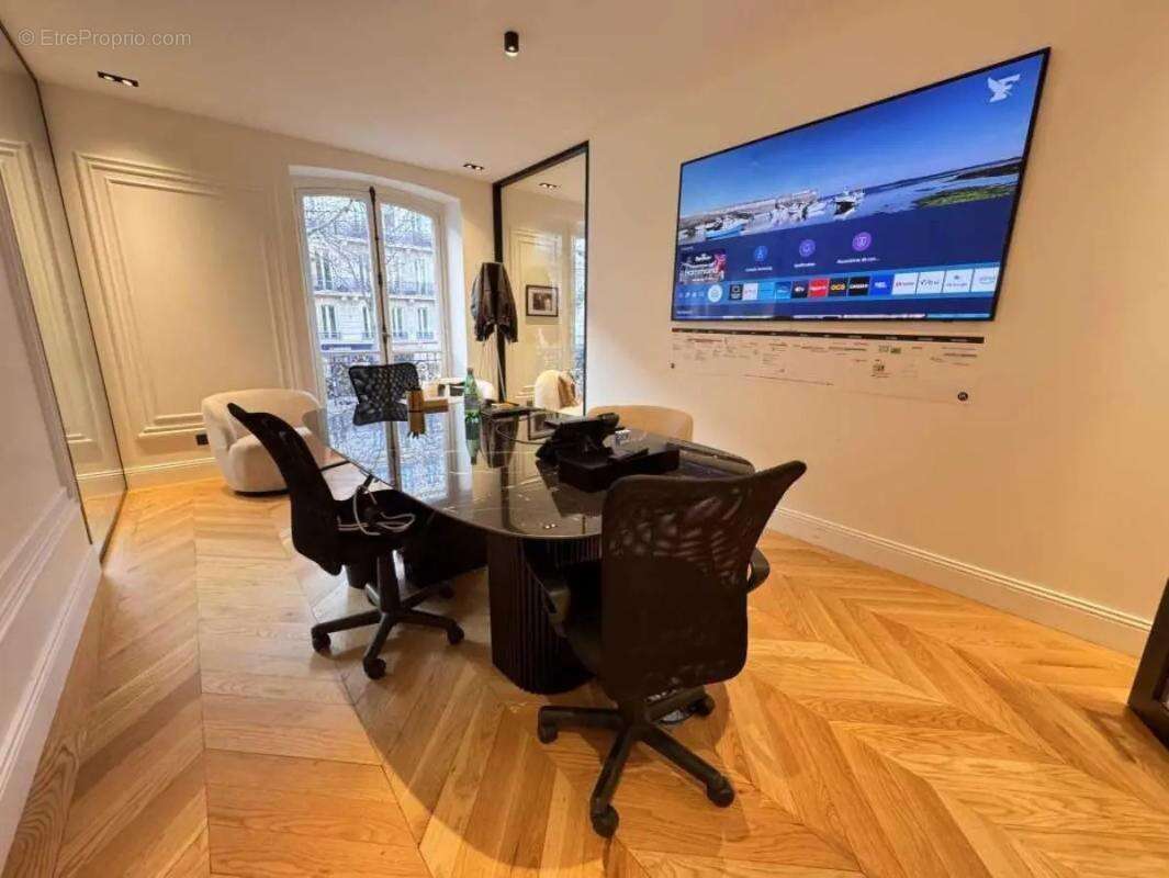 Commerce à PARIS-8E