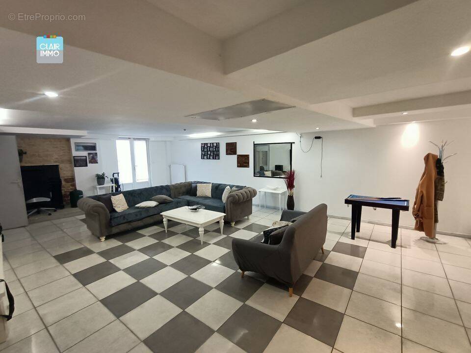 A LUGNY PROCHE MACON EN BOURGOGNE MAISON 9 PIECES DE 260 M² - Maison à LUGNY