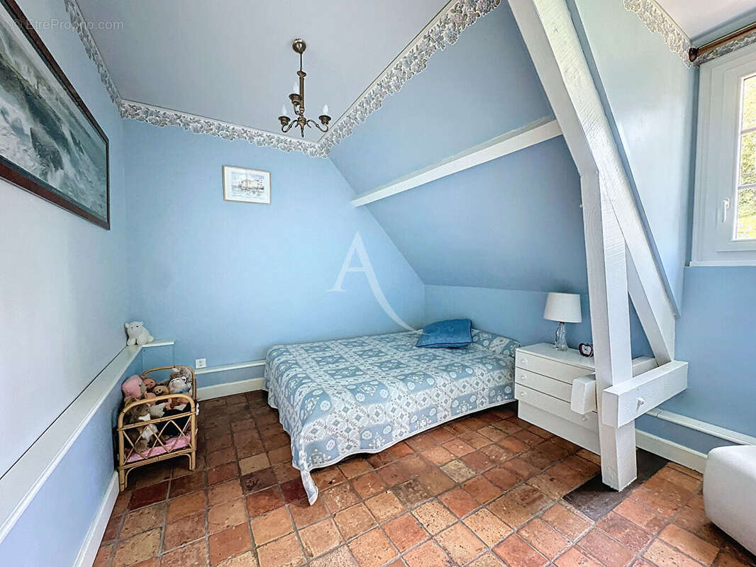 Maison sur la commune de Germiny l'Êveque - 260 m2 - 5 chambres -  jardin de 3133 m² - piscine. - photo 7