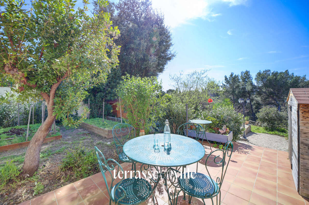 Appartement à CEYRESTE