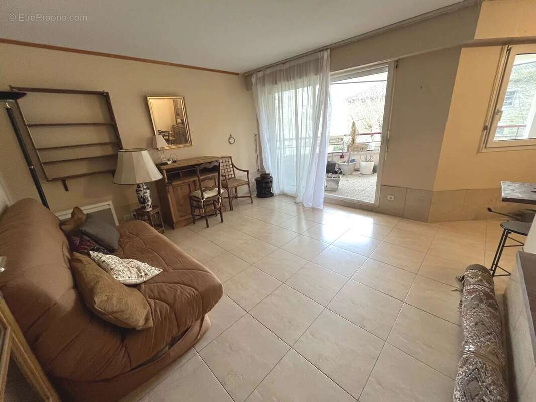 Appartement t2 vannes centre port a pied ascenseur et garage - photo 2