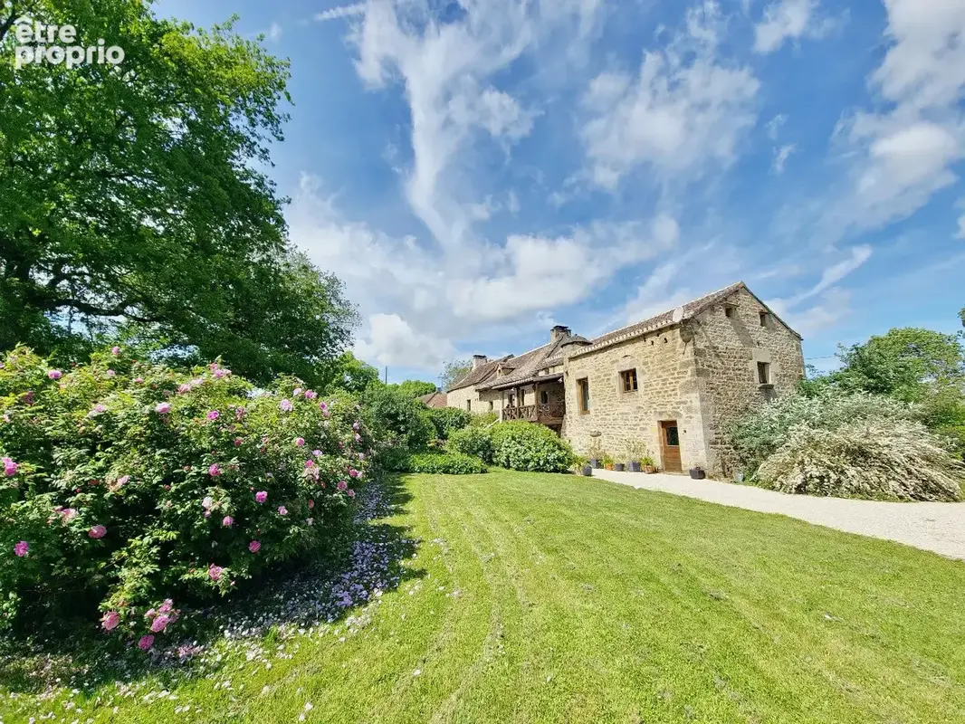 Belle et grande bâtisse dans un hameau. - photo 3