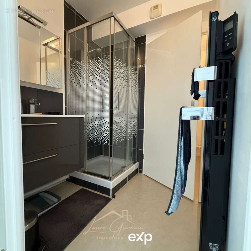 Salle de bain fonctionelle  - Appartement à CHANTELOUP-EN-BRIE