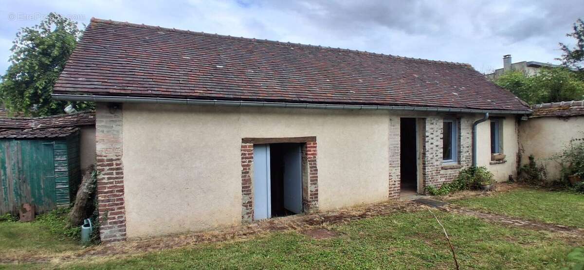 Dépendance de 15 m² offrant de multiples possibilités : atelier, stockage ou espace de loisirs. - Maison à EVREUX