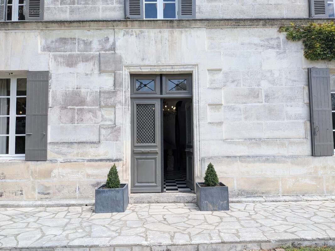 Élégante maison de maître, deux maisons d'amis et une superbe piscine ! - photo 3
