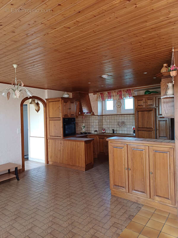 Maison à LA CHAIZE-LE-VICOMTE