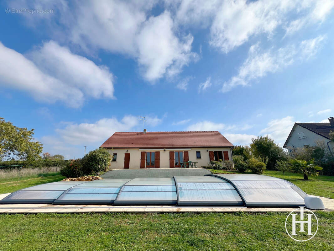 Maison à AINAY-LE-CHATEAU
