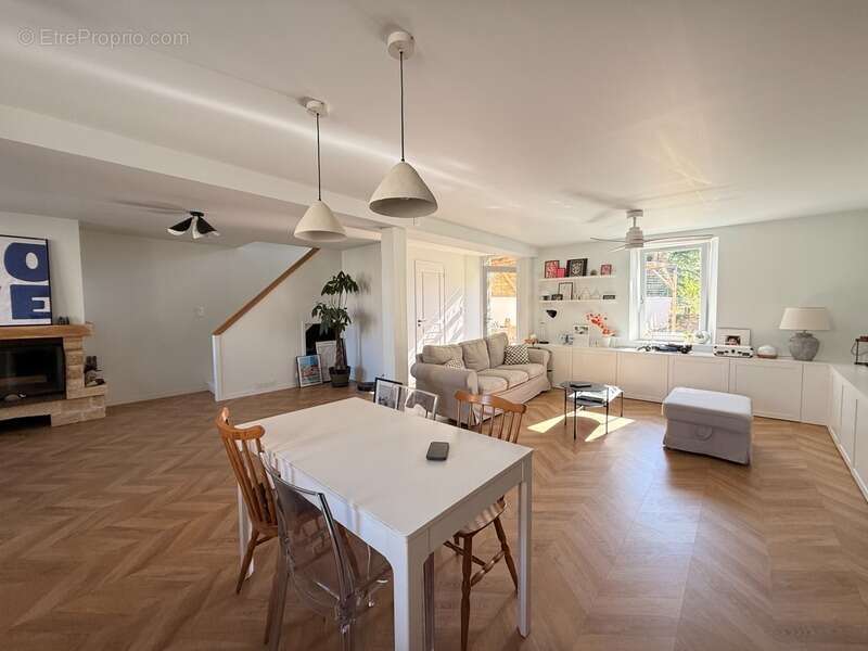 Maison en pierre entièrement rénovée, 95m², avec dépendances, terrain de 1154m² 148 000 € - photo 2