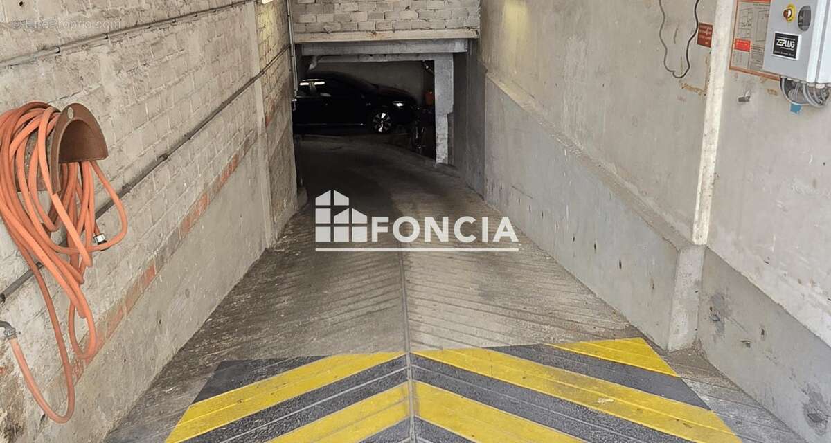 Parking à PARIS-16E