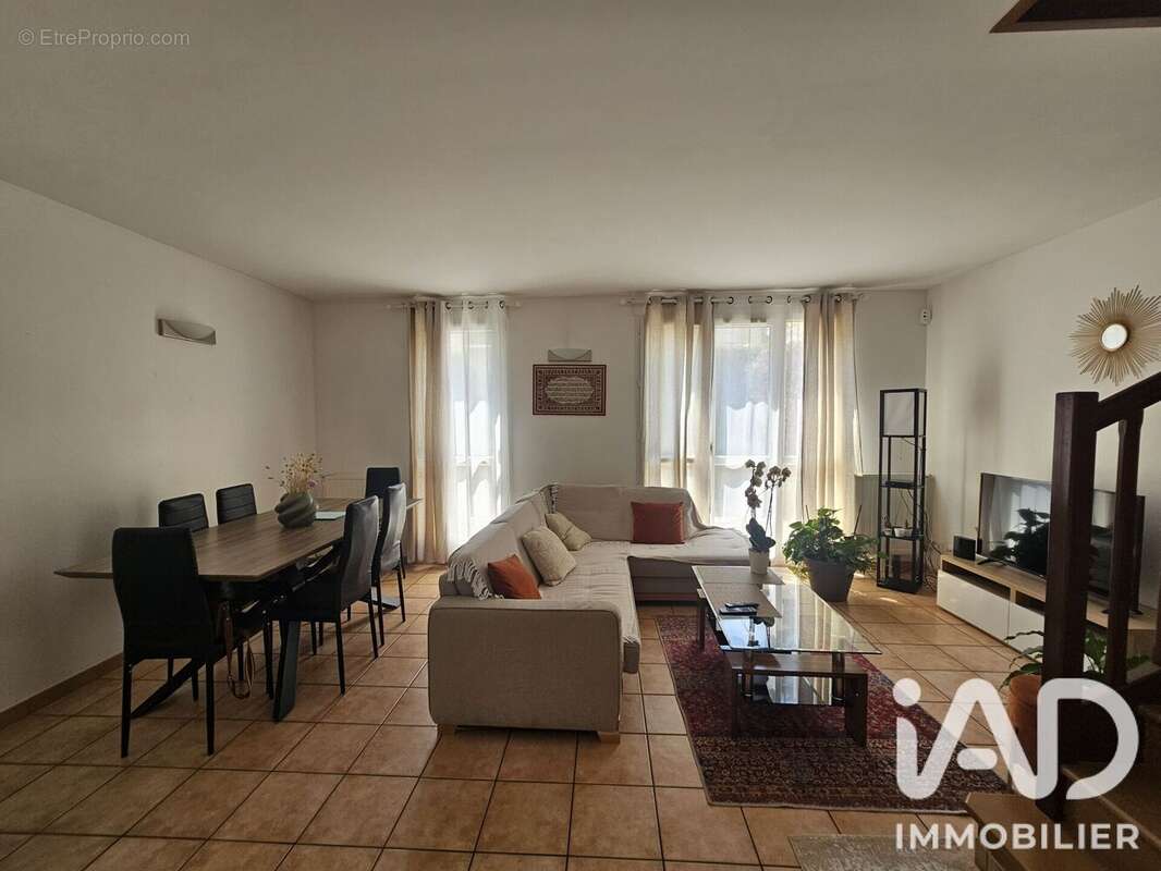 Maison 92 m² à Emerainville  - photo 2