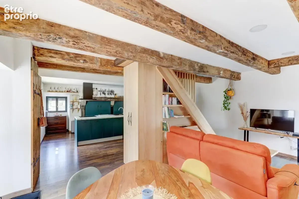 Propriété de caractère de 290 m² bâtis, Saint-Pierre-Roche — Maison rénovée 130 m² + grange de 160 m² à restaurer - photo 6