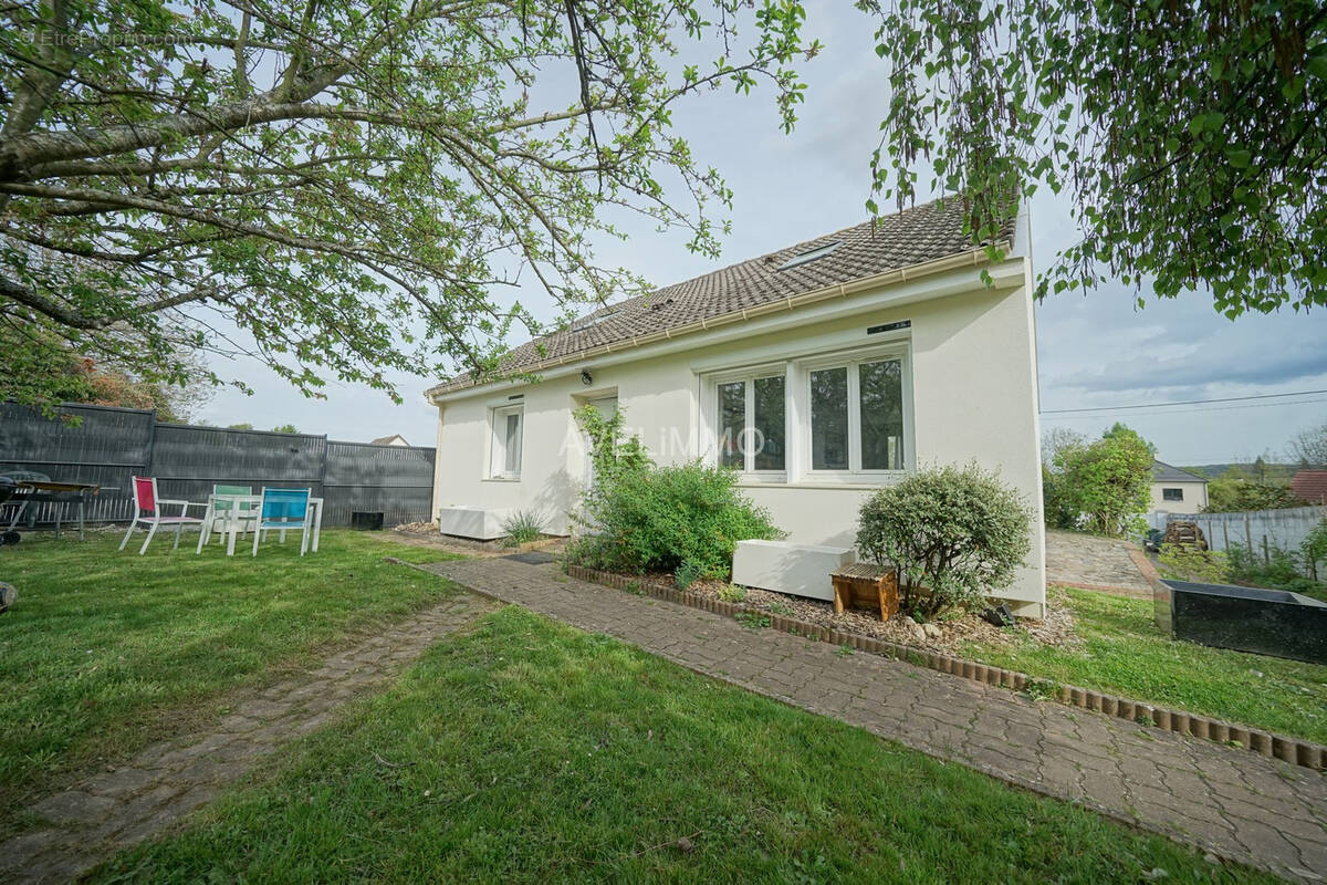 Maison à LA QUEUE-LES-YVELINES