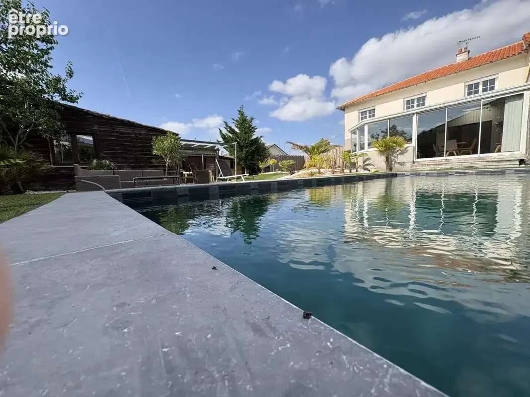 Maison 257 m² à Niort  - photo 2