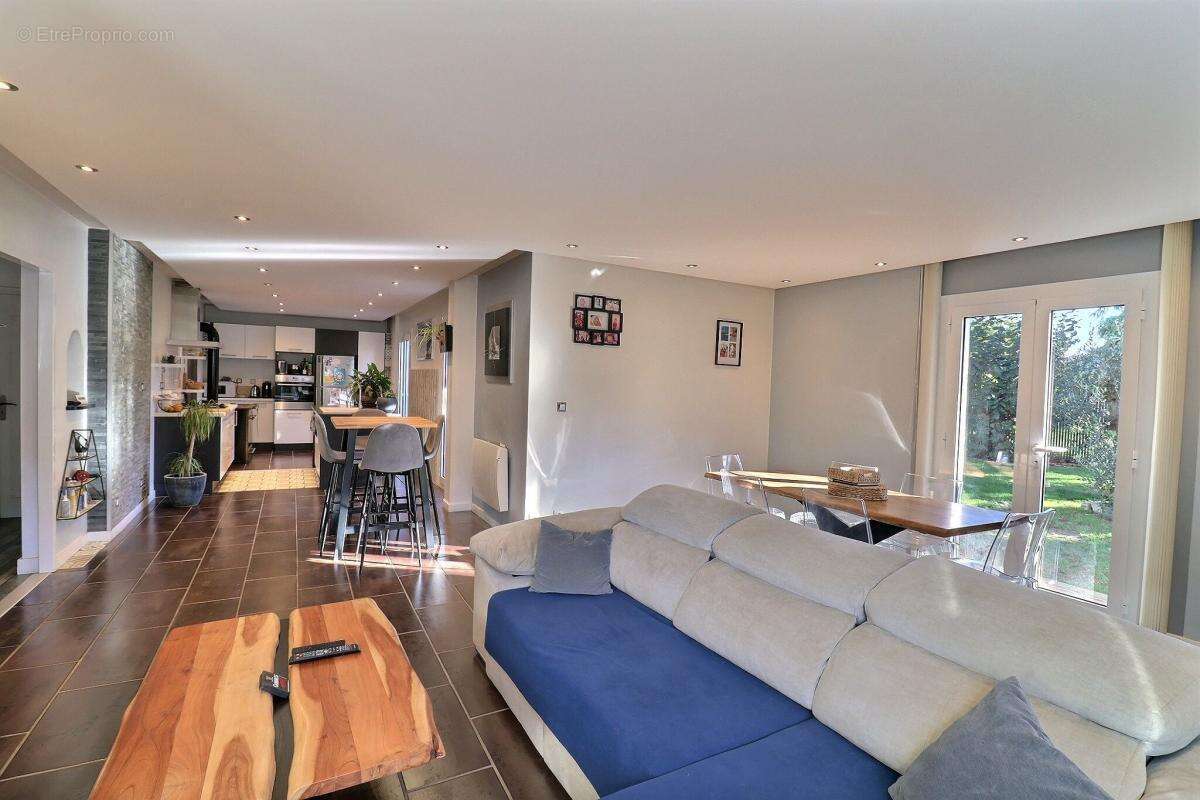 Maison à VEZERONCE-CURTIN